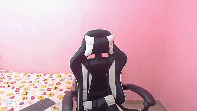 Snapshot of DEMI_LEED chatting on 02/13/25, 05:33 DEMI LEED online show from 02/13/25, 05:33