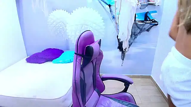 Snapshot of DEMI_LEED chatting on 10/23/25, 02:16 DEMI LEED online show from 10/23/25, 02:16