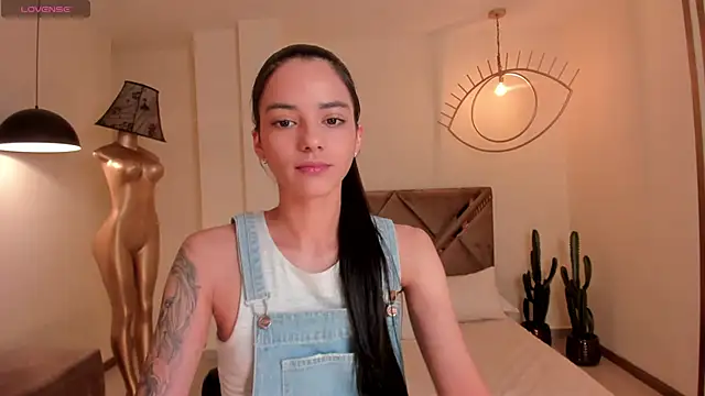 Snapshot of HannahJamesX chatting on 12/06/24, 05:22 HannahJamesX online show from 12/06/24, 05:22