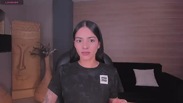 Snapshot of HannahJamesX chatting on 01/03/25, 06:46 HannahJamesX online show from 01/03/25, 06:46