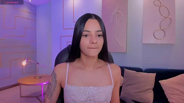 Snapshot of HannahJamesX chatting on 02/05/25, 06:48 HannahJamesX online show from 02/05/25, 06:48