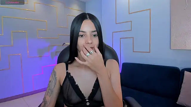 Snapshot of HannahJamesX chatting on 02/08/25, 12:49 HannahJamesX online show from 02/08/25, 12:49