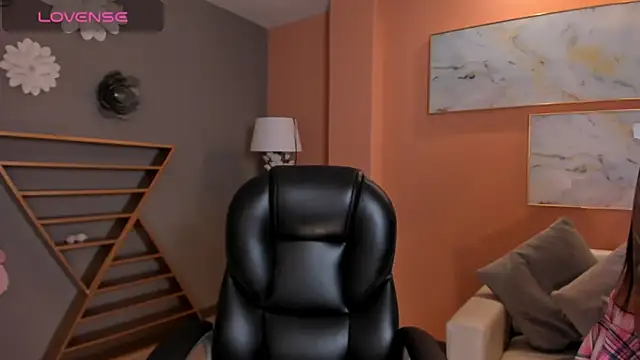 Snapshot of HannahJamesX chatting on 02/10/25, 05:41 HannahJamesX online show from 02/10/25, 05:41