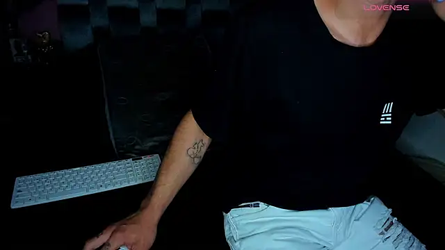 Snapshot of Piggy_Eddy chatting on 01/14/25, 03:53 Piggy Eddy online show from 01/14/25, 03:53