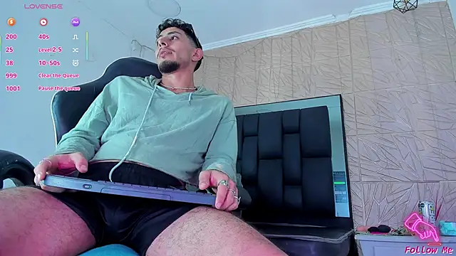 Snapshot of Piggy_Eddy chatting on 10/14/25, 05:19 Piggy Eddy online show from 10/14/25, 05:19