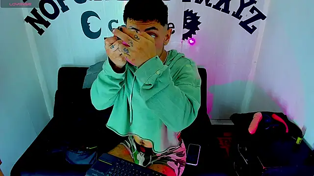 Snapshot of Piggy_Eddy chatting on 11/05/25, 05:18 Piggy Eddy online show from 11/05/25, 05:18