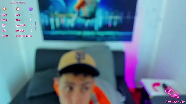 Snapshot of Piggy_Eddy chatting on 11/18/25, 02:43 Piggy Eddy online show from 11/18/25, 02:43