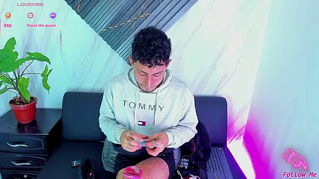 Snapshot of Piggy_Eddy chatting on 11/25/25, 10:32 Piggy Eddy online show from 11/25/25, 10:32