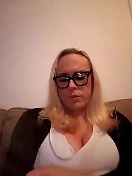 Connie Pepper online show from 03/10/25, 02:06