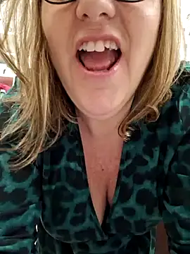 Snapshot of Mara-24 chatting on 01/10/25, 11:18 Mara-24 online show from 01/10/25, 11:18