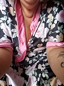 Snapshot of Mara-24 chatting on 10/31/25, 10:05 Mara-24 online show from 10/31/25, 10:05