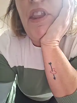 Snapshot of Mara-24 chatting on 12/16/25, 12:43 Mara-24 online show from 12/16/25, 12:43