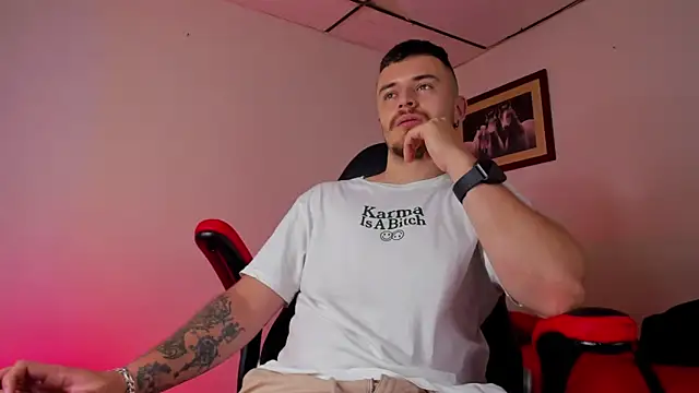 Snapshot of james_connor2 chatting on 01/29/25, 07:00 james connor2 online show from 01/29/25, 07:00