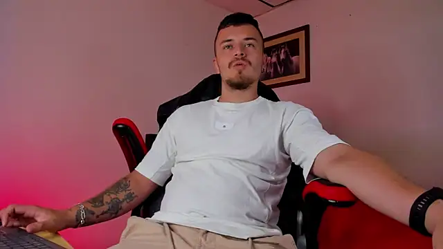 Snapshot of james_connor2 chatting on 02/05/25, 06:37 james connor2 online show from 02/05/25, 06:37