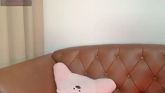 Snapshot of NickiBloom chatting on 01/05/25, 03:11 NickiBloom online show from 01/05/25, 03:11