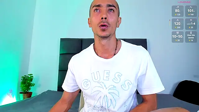 Snapshot of steven_hott8 chatting on 12/15/25, 04:11 steven hott8 online show from 12/15/25, 04:11