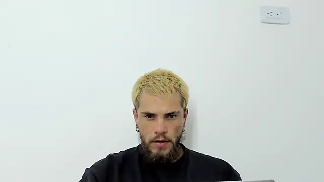 Snapshot of Beard_xox chatting on 06/20/26, 02:25 Beard xox online show from 06/20/26, 02:25