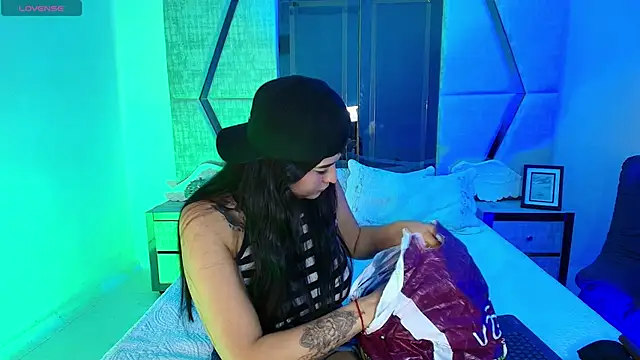 Snapshot of TifanyWhite_ chatting on 12/02/24, 09:06 TifanyWhite online show from 12/02/24, 09:06