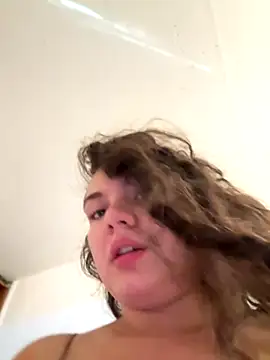 Snapshot of eva_y_marcelo chatting on 11/22/25, 12:15 eva y marcelo online show from 11/22/25, 12:15