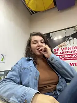 Snapshot of eva_y_marcelo chatting on 11/26/25, 12:11 eva y marcelo online show from 11/26/25, 12:11