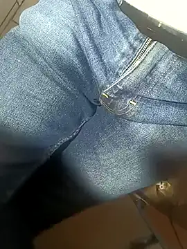 Snapshot of franko1987 chatting on 03/01/25, 05:52 franko1987 online show from 03/01/25, 05:52