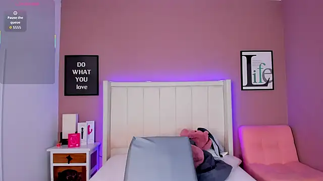 Britanymooree online show from 11/11/25, 07:58