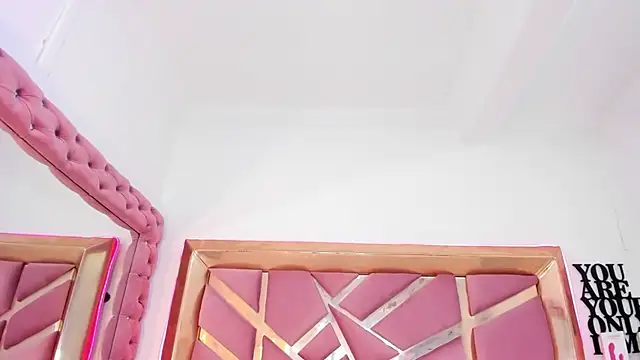 Snapshot of Britanymooree chatting on 04/18/26, 07:18 Britanymooree online show from 04/18/26, 07:18