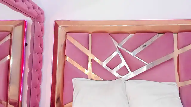 Snapshot of Britanymooree chatting on 04/18/26, 08:42 Britanymooree online show from 04/18/26, 08:42