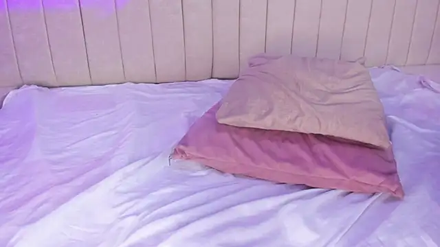 Littleolivia  online show from 01/24/25, 07:07