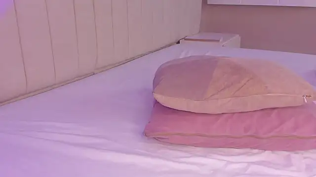 Littleolivia  online show from 03/18/25, 07:42