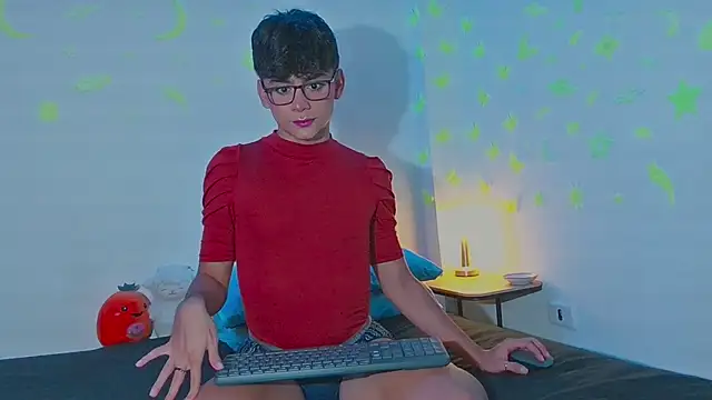 Snapshot of arnold_laurent_ chatting on 12/01/24, 11:04 arnold laurent online show from 12/01/24, 11:04