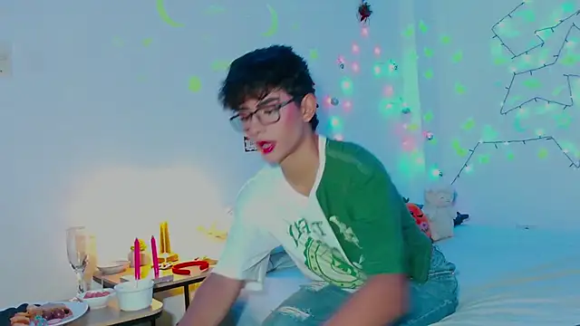 Snapshot of arnold_laurent_ chatting on 12/24/24, 06:50 arnold laurent online show from 12/24/24, 06:50