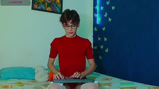 Snapshot of arnold_laurent_ chatting on 10/21/25, 06:03 arnold laurent online show from 10/21/25, 06:03