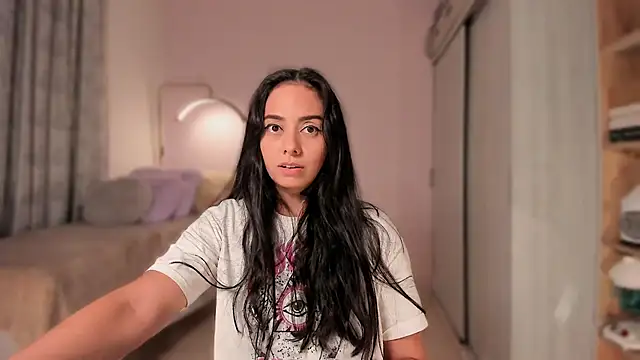 Snapshot of Aleja24Evans chatting on 03/12/26, 01:23 Aleja24Evans online show from 03/12/26, 01:23