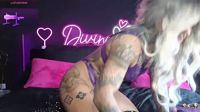 Snapshot of Divina_X_ chatting on 03/06/25, 07:57 Divina X  online show from 03/06/25, 07:57