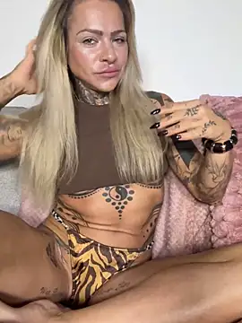 Snapshot of Divina_X_ chatting on 11/17/25, 06:46 Divina X online show from 11/17/25, 06:46