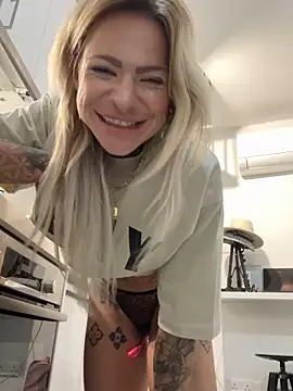 Snapshot of Divina_X_ chatting on 12/05/25, 05:09 Divina X online show from 12/05/25, 05:09