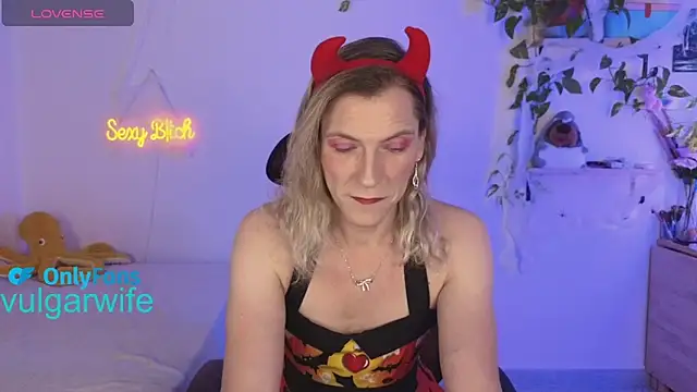 Snapshot of vulgar_wife chatting on 10/26/25, 04:46 vulgar wife online show from 10/26/25, 04:46