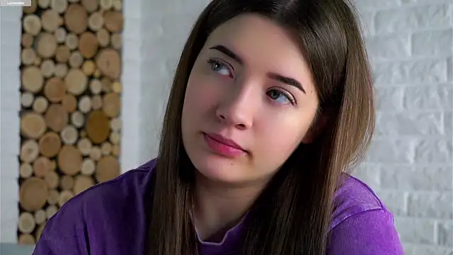 Snapshot of LowOncoming chatting on 02/09/26, 02:15 LowOncoming online show from 02/09/26, 02:15