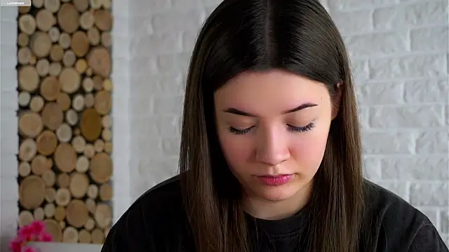 Snapshot of LowOncoming chatting on 02/13/26, 02:18 LowOncoming online show from 02/13/26, 02:18