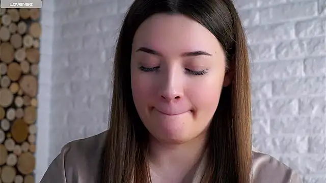 Snapshot of LowOncoming chatting on 03/16/26, 01:44 LowOncoming online show from 03/16/26, 01:44