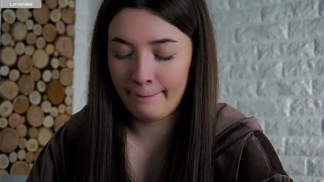 Snapshot of LowOncoming chatting on 04/06/26, 02:20 LowOncoming online show from 04/06/26, 02:20