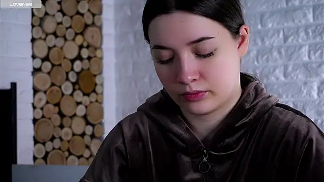 Snapshot of LowOncoming chatting on 04/13/26, 03:45 LowOncoming online show from 04/13/26, 03:45