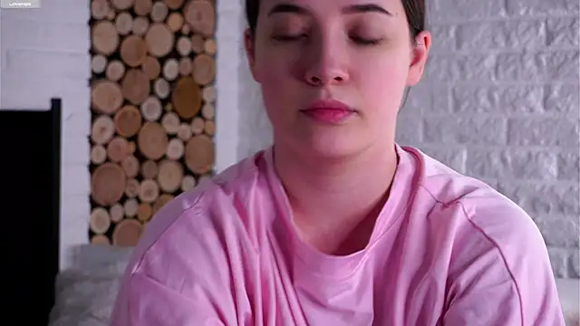 Snapshot of LowOncoming chatting on 04/15/26, 02:07 LowOncoming online show from 04/15/26, 02:07