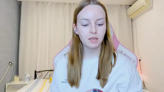 Snapshot of Wild__flowers chatting on 10/18/25, 04:19 Wild flowers online show from 10/18/25, 04:19