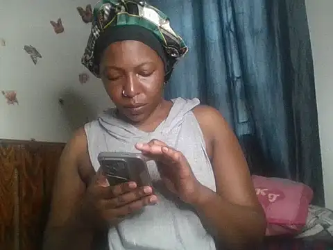 Snapshot of IAm_Katie chatting on 10/13/25, 08:58 IAm Katie online show from 10/13/25, 08:58