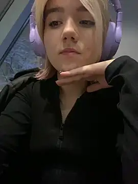 Snapshot of Baby__Naughty chatting on 12/15/24, 04:15 Baby Naughty online show from 12/15/24, 04:15