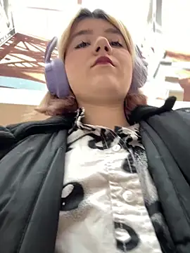 Snapshot of Baby__Naughty chatting on 03/22/25, 11:21 Baby Naughty online show from 03/22/25, 11:21