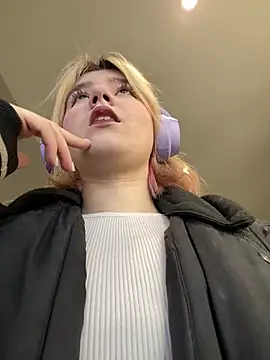 Snapshot of Baby__Naughty chatting on 03/23/25, 09:10 Baby Naughty online show from 03/23/25, 09:10