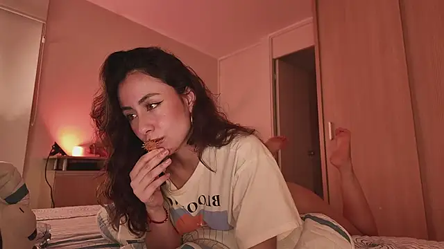 Snapshot of juanasnz99 chatting on 11/24/25, 04:56 juanasnz99 online show from 11/24/25, 04:56